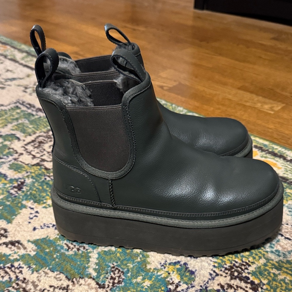 UGG Neumel Platform Chelsea Boots
Forest Night USA Women Size 9